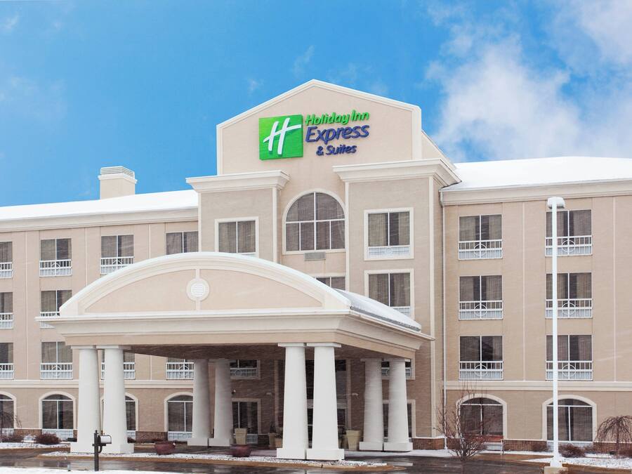 Un grand bâtiment d’hôtel avec une enseigne bien visible indiquant « Holiday Inn Express & Suites ».