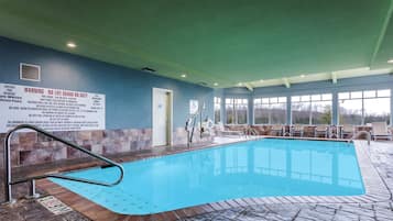 Una piscina techada, sillones reclinables de piscina