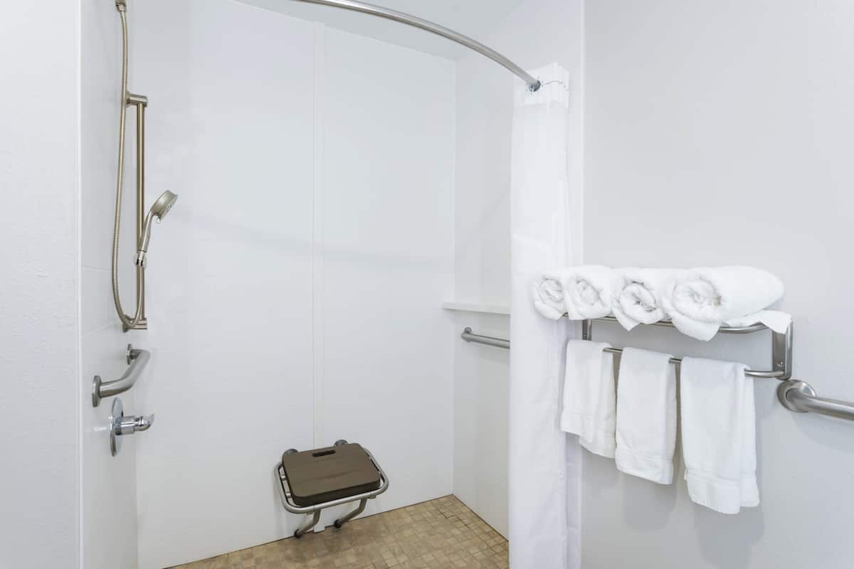 Habitación estándar, 2 camas Queen size, con acceso para personas discapacitadas | Caja de seguridad en la habitación y escritorio 