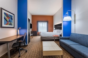 A hotel room with a bed, a desk, a chair, a sofa, and a lamp. - Holiday Inn Express Hotel & Suites Bremen by IHG (Bremen)