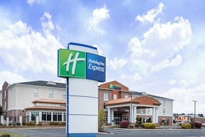A Holiday Inn Express sign with a clear view of the hotel entrance and parking lot. - Holiday Inn Express Hotel & Suites Bremen by IHG (Bremen)