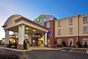 A Holiday Inn Express hotel with a covered entrance, multiple floors, and a parking lot. - Holiday Inn Express Hotel & Suites Bremen by IHG (Bremen)