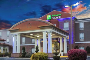 A Holiday Inn Express hotel with a covered entrance, brick facade, and columns. - Holiday Inn Express Hotel & Suites Bremen by IHG (Bremen)