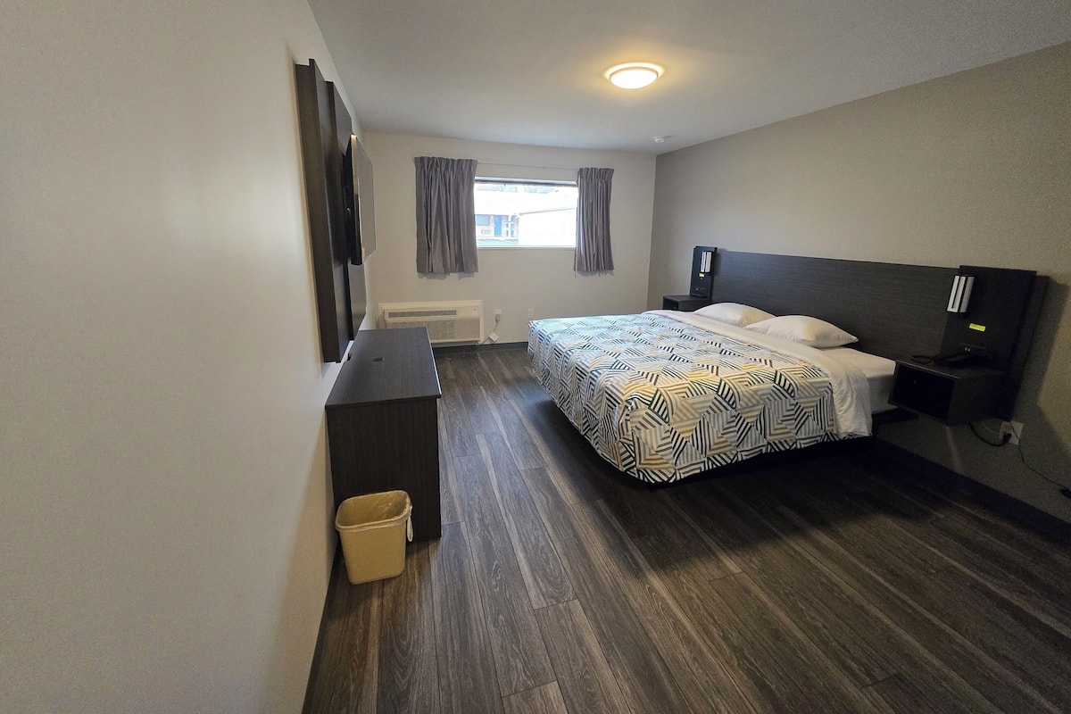 Standard Room, 1 King Bed, Non Smoking | Premium bedding, down comforters, blackout drapes, free WiFi
