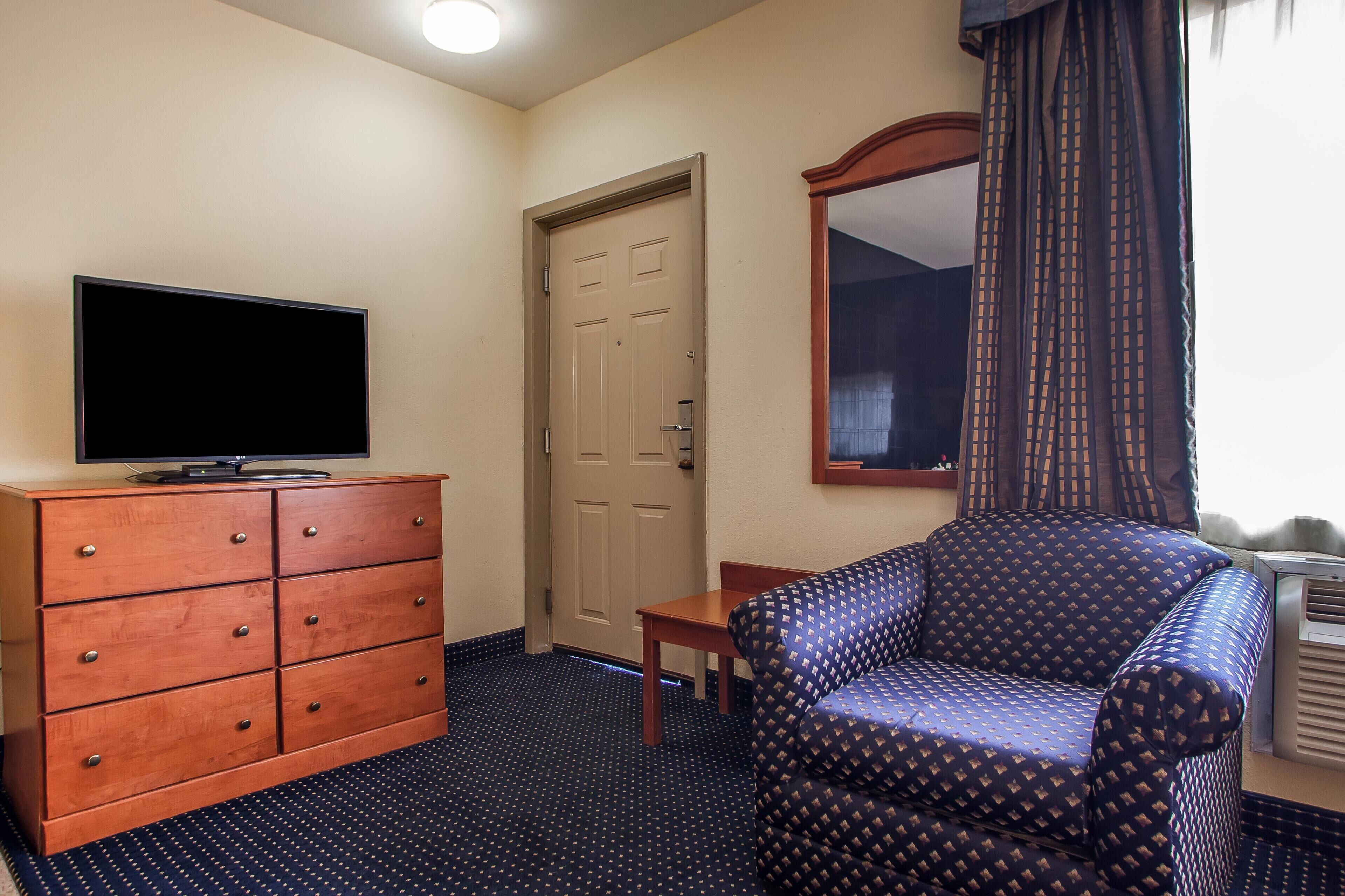 Deluxe Room, 1 King Bed, Non Smoking, Hot Tub | Room amenity