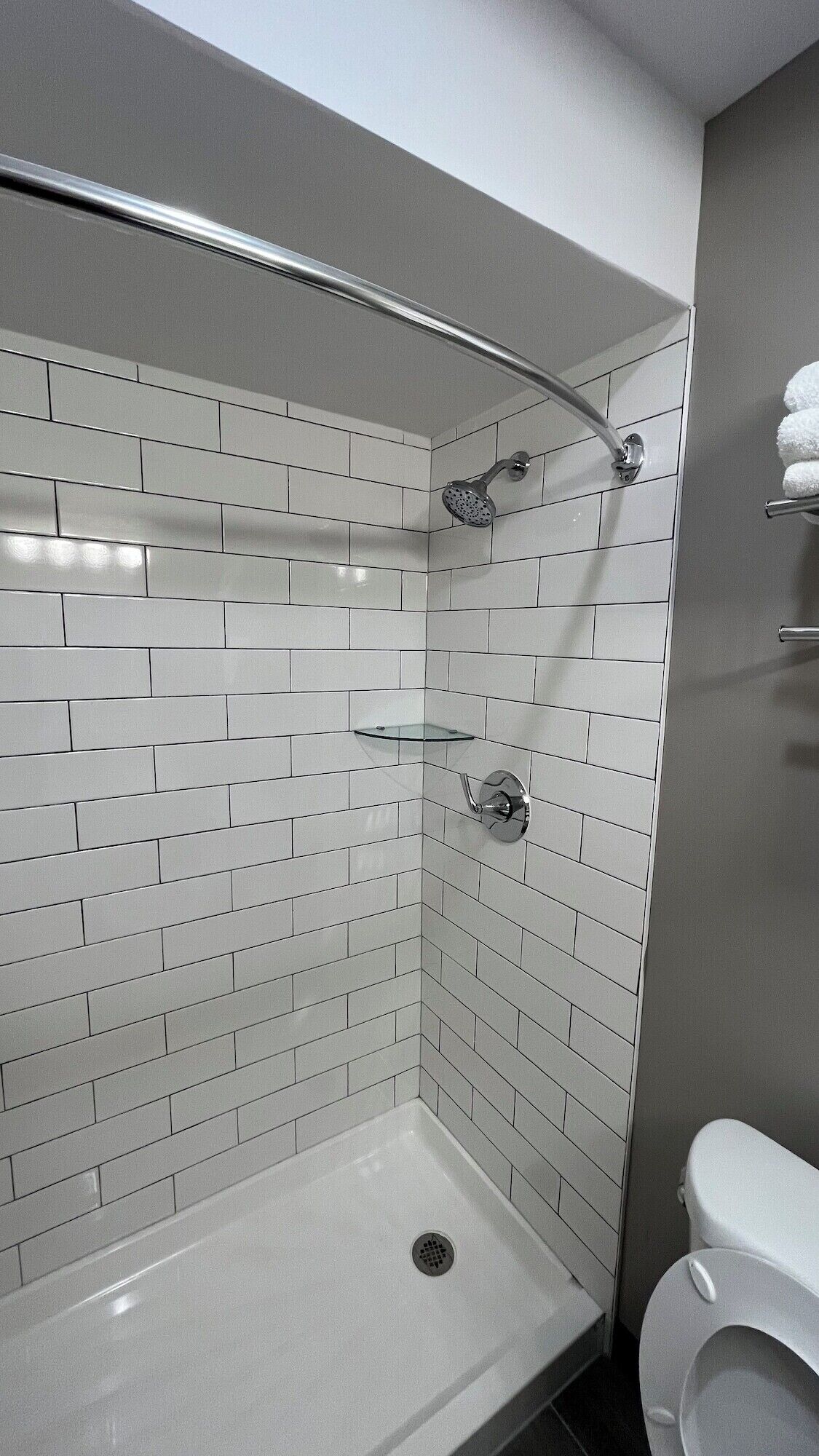 Ensemble douche/baignoire, articles de toilette gratuits