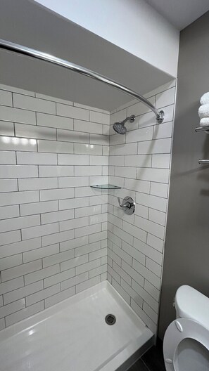 Combined shower/tub, free toiletries, towels