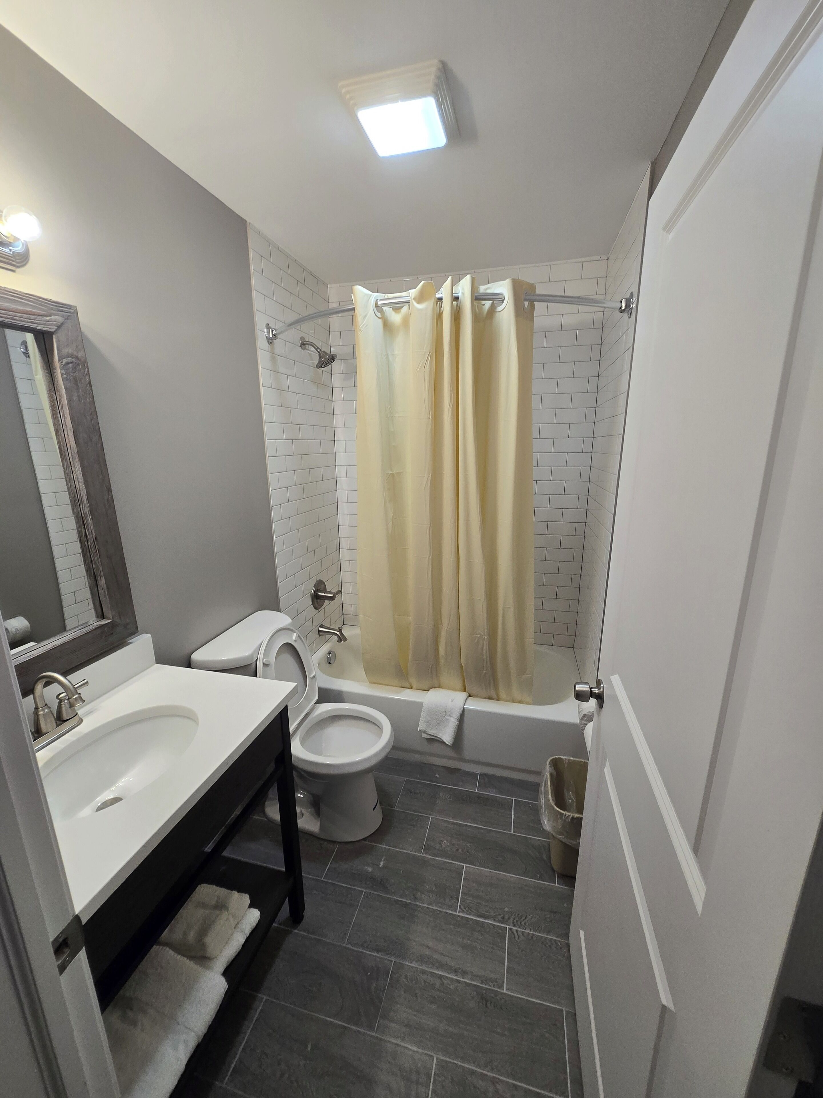 Combined shower/tub, free toiletries, towels