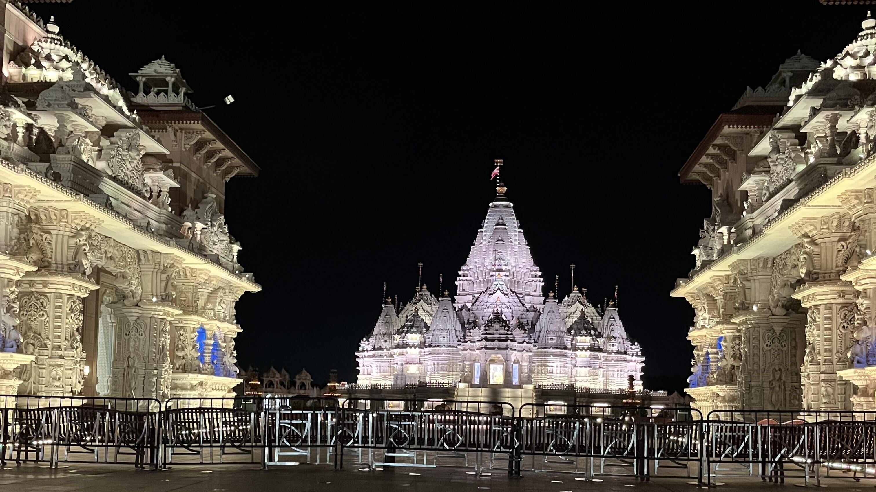 Un templo con elaboradas esculturas y una aguja central, rodeado de barreras.