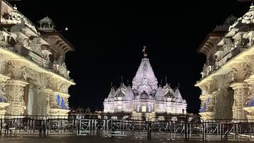 Un templo con elaboradas esculturas y una aguja central, rodeado de barreras.