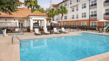 Piscina externa, funciona das 7h às 22h, guarda-sóis, espreguiçadeiras