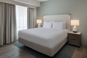 Hochwertige Bettwaren, Pillowtop-Betten, Zimmersafe, Schreibtisch