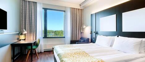 Brankas, meja kerja, ruang kerja ramah laptop, dan tirai kedap cahaya