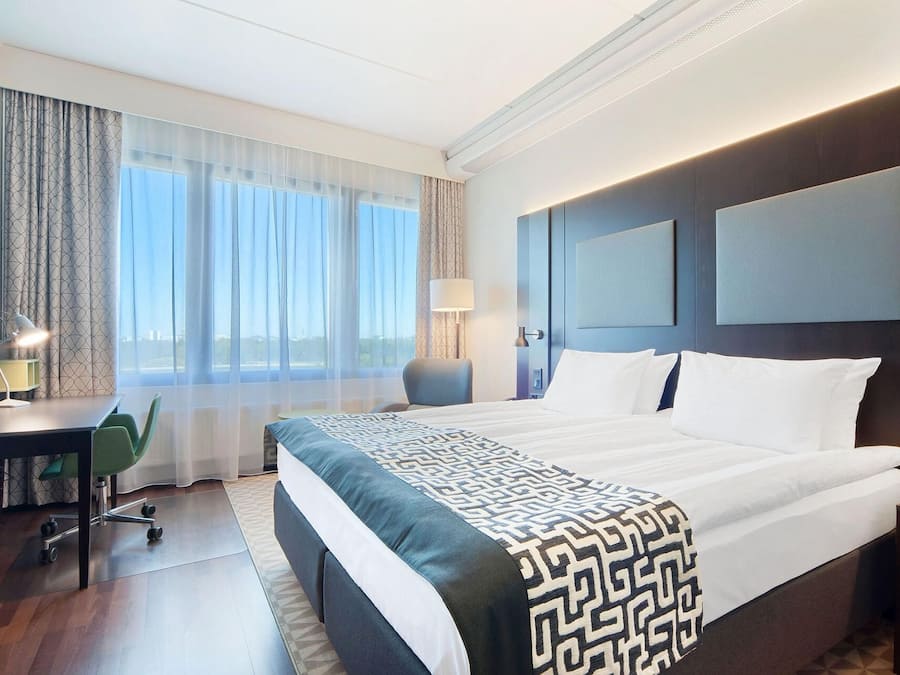 Zimmersafe, Schreibtisch, laptopgeeigneter Arbeitsplatz