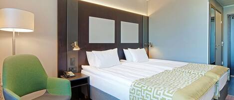 Safe på rommet, skrivebord og skrivebord for bærbar PC