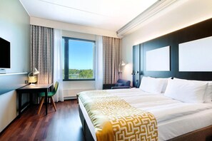 Een kluis op de kamer, een bureau, een laptopwerkplek