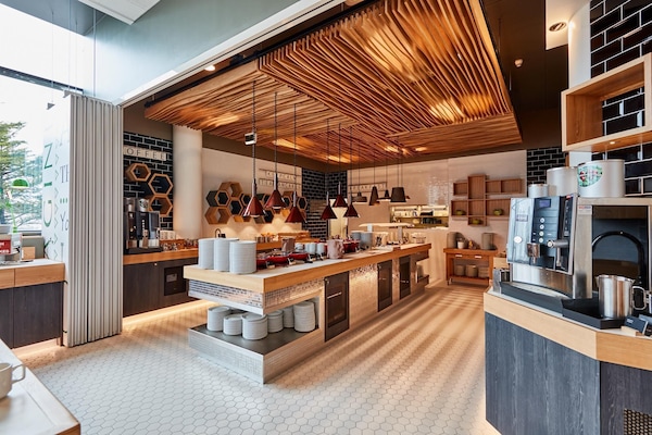 Sarapan bufet setiap hari (EUR 22.40 seorang)