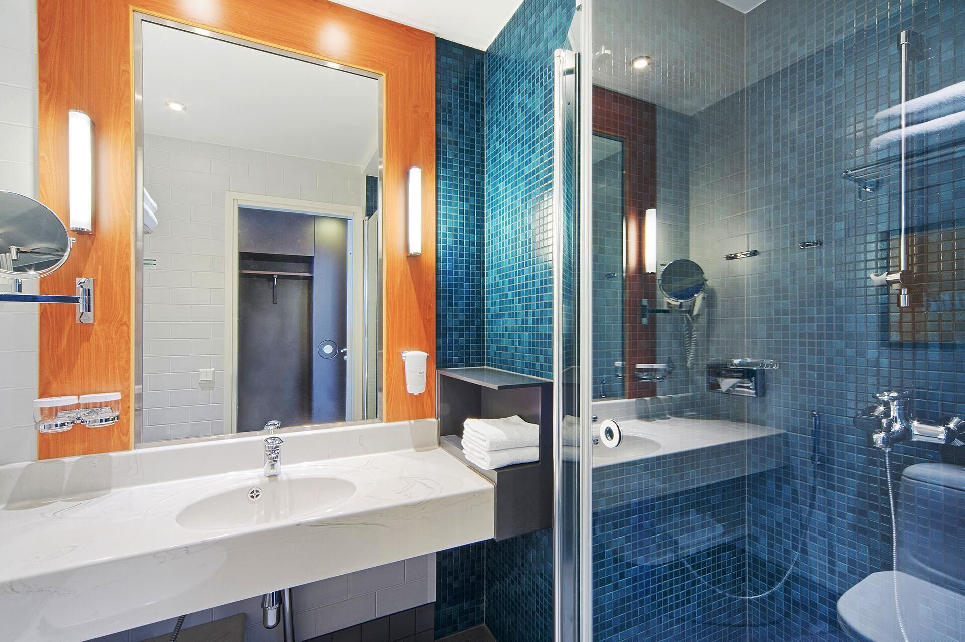 Dusch, miljövänliga toalettartiklar, hårtork och bidé