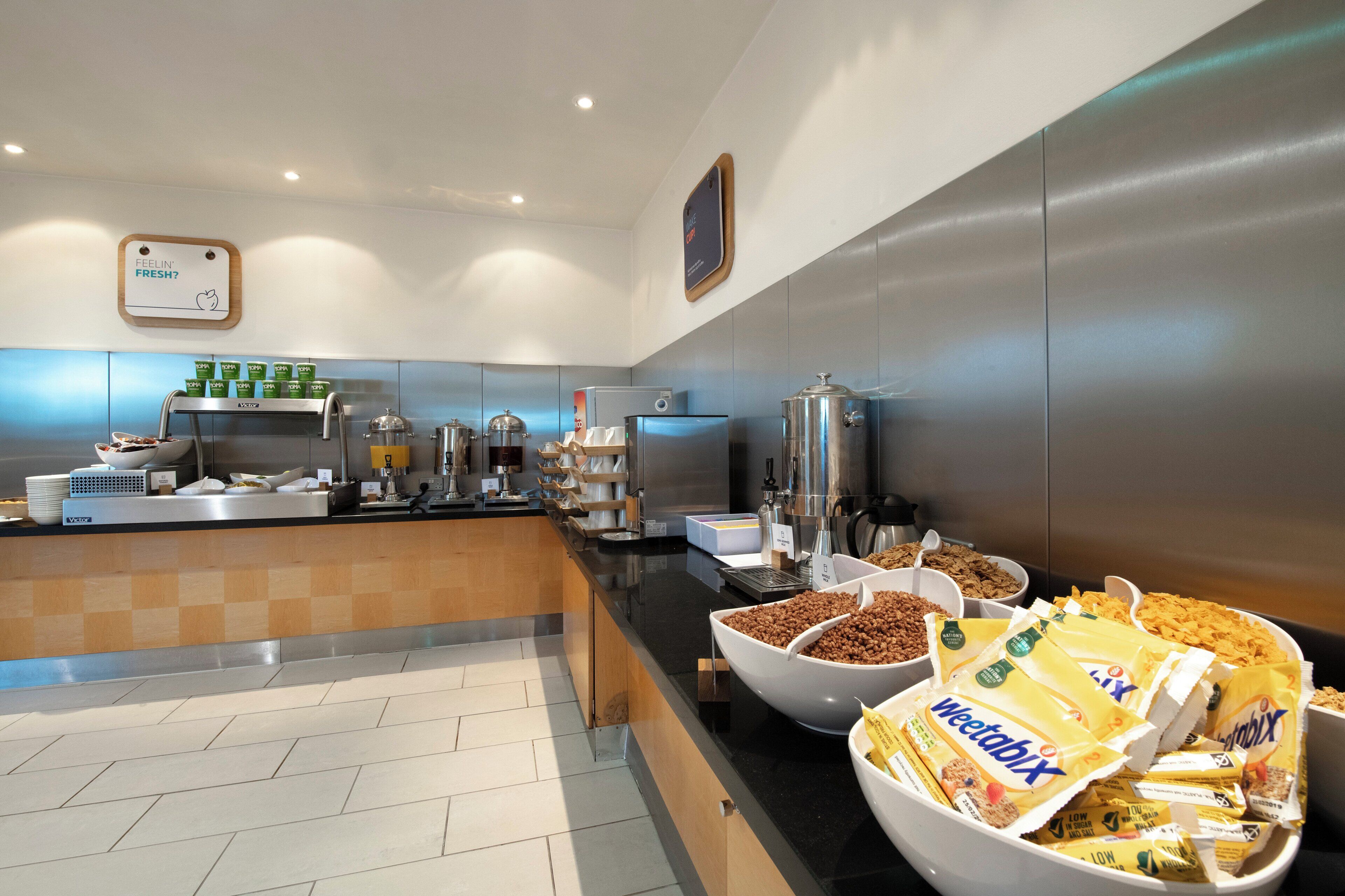 Zona de bufé con diferentes opciones de comida y una estación de café.