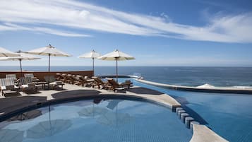 4 piscinas al aire libre, sombrillas, sillones reclinables de piscina