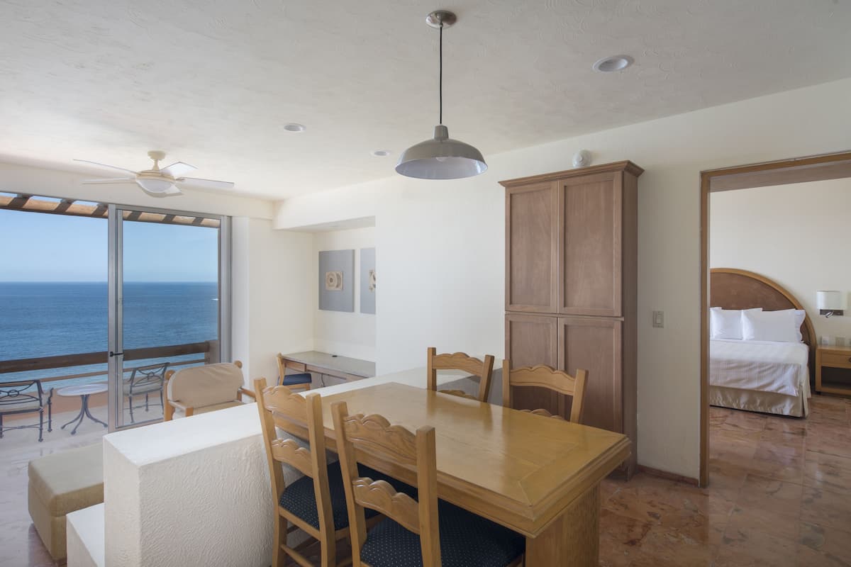 Grand Suite | Living room | 40-inch flat-screen TV with cable channels, TV