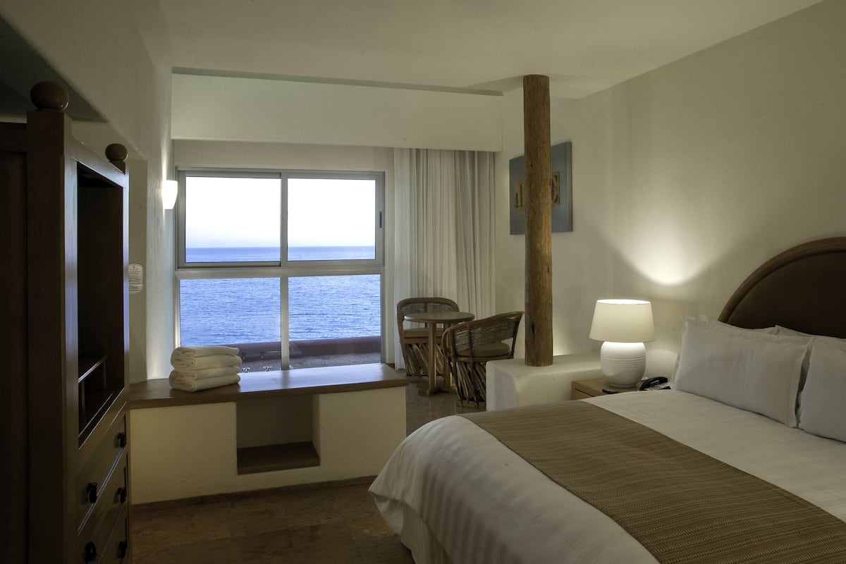 In-room safe, iron/ironing board, bed sheets