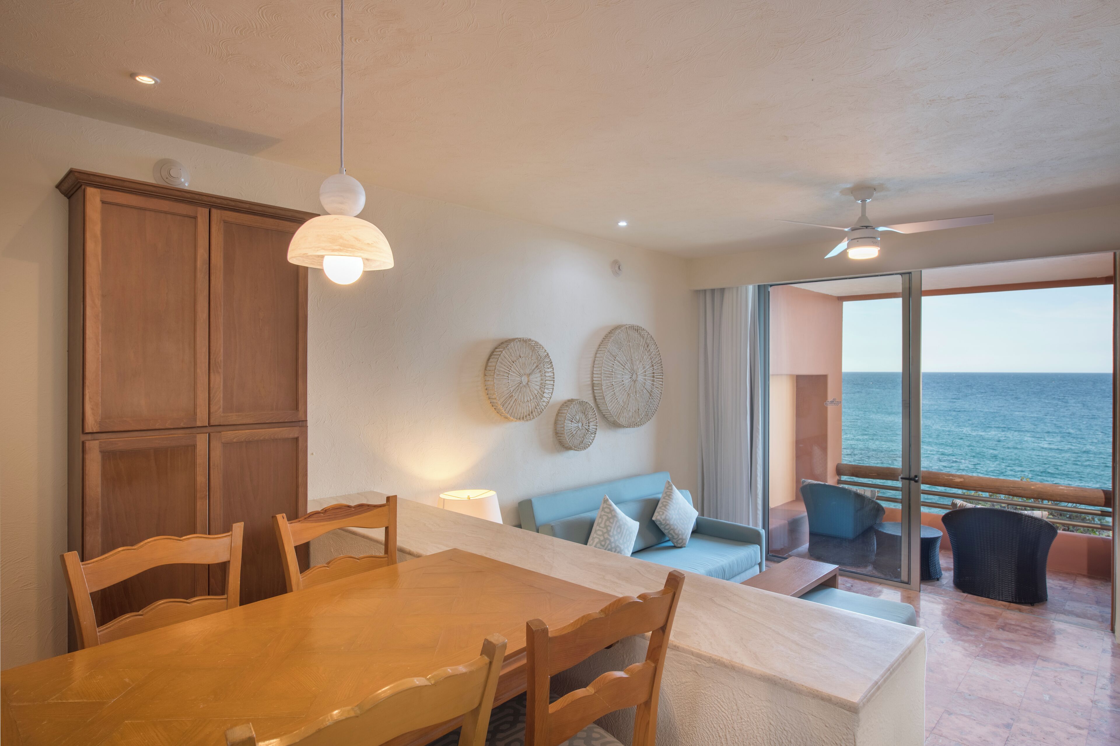 club suite, 1 king bed with sofa bed | dining room