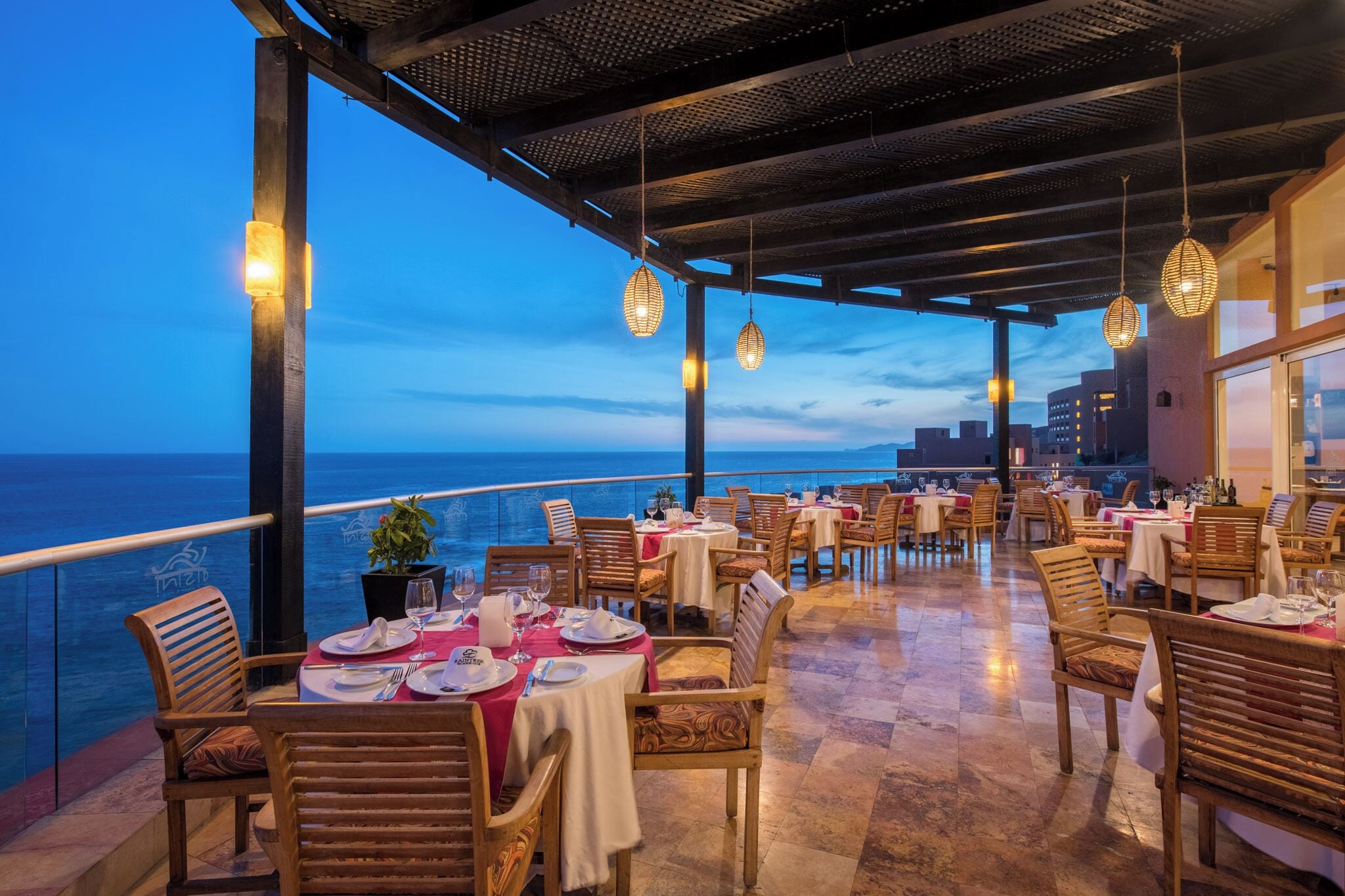 2 restaurants, breakfast, lunch served; local and international cuisine