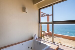 Studio King, Jetted Tub | Jetted tub