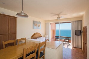 Studio w/Kitchenette | Safe på rommet, strykejern/-brett, barnesenger (inkludert) og sengetøy