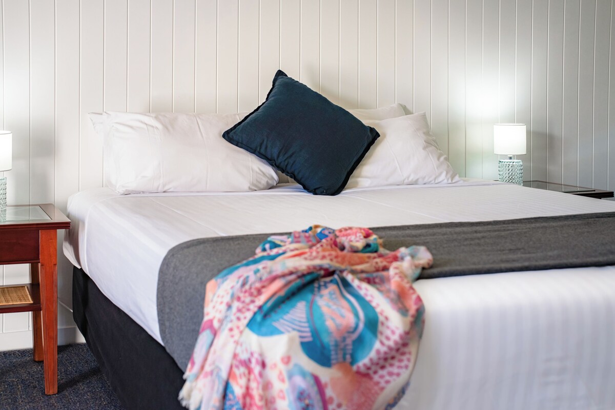 Deluxe Room, Balcony, Garden View | Premium bedding, in-room safe, desk, blackout drapes