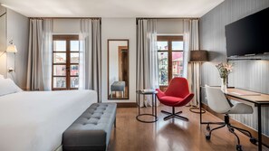 Premium Room (View) | Minibar, in-room safe, desk, blackout drapes - NH Collection León Plaza Mayor (León)