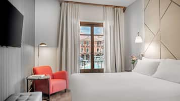 Een minibar, een kluis op de kamer, een bureau, verduisterende gordijnen