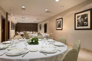 Se sirven comidas, cenas y cocina local