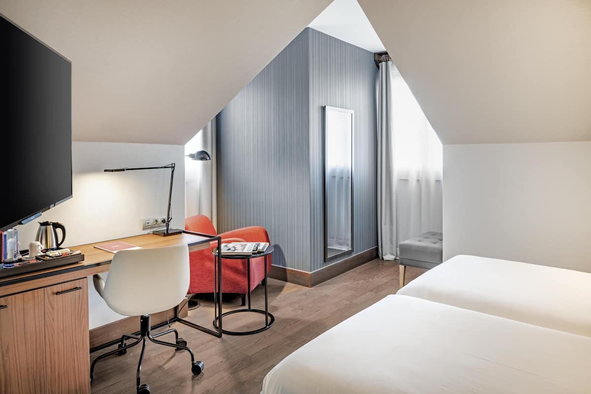 Premium Room | Minibar, in-room safe, desk, blackout drapes