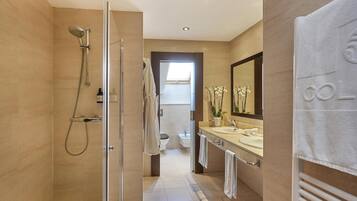 Premium kamer | Een minibar, een kluis op de kamer, een bureau, verduisterende gordijnen