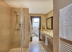 Premium Room | Minibar, in-room safe, desk, blackout drapes