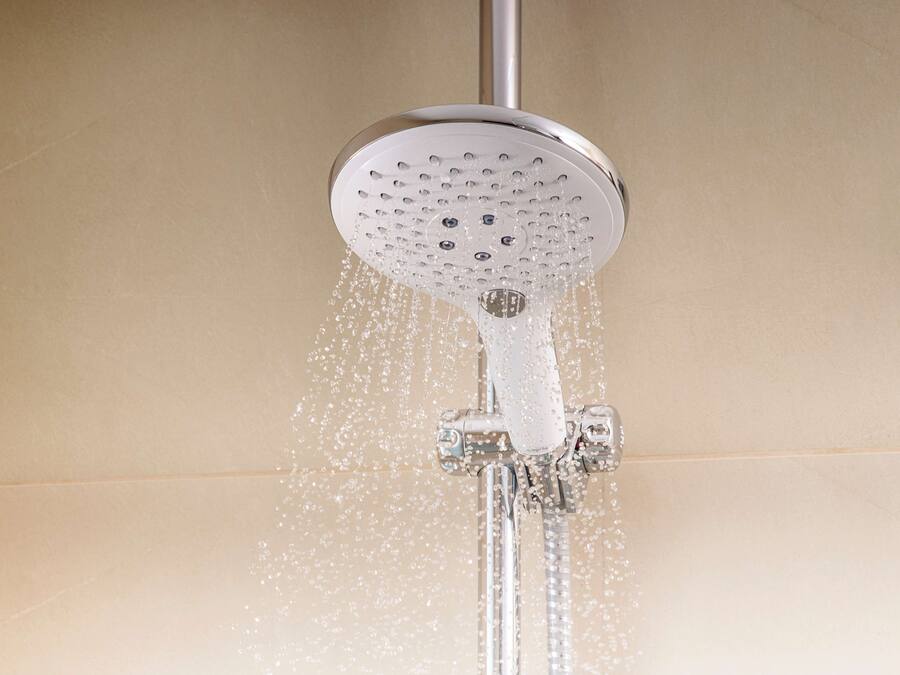 Un cabezal de ducha moderno con múltiples chorros de agua.
