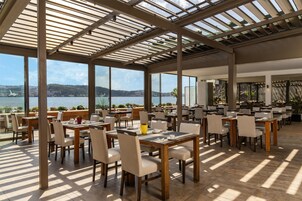 2 restaurantes; se sirve almuerzo y cena; cocina internacional