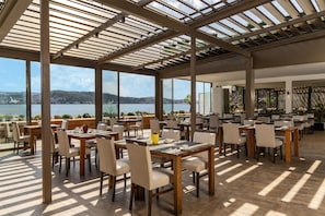 2 restaurants, lunch, dinner served; international cuisine