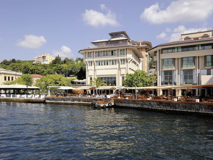 2 restaurants, lunch, dinner served; international cuisine