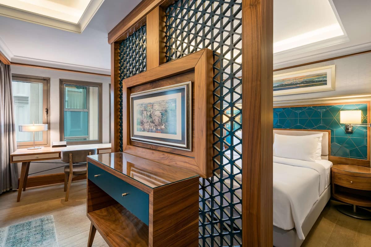 1 bedroom, premium bedding, minibar, in-room safe