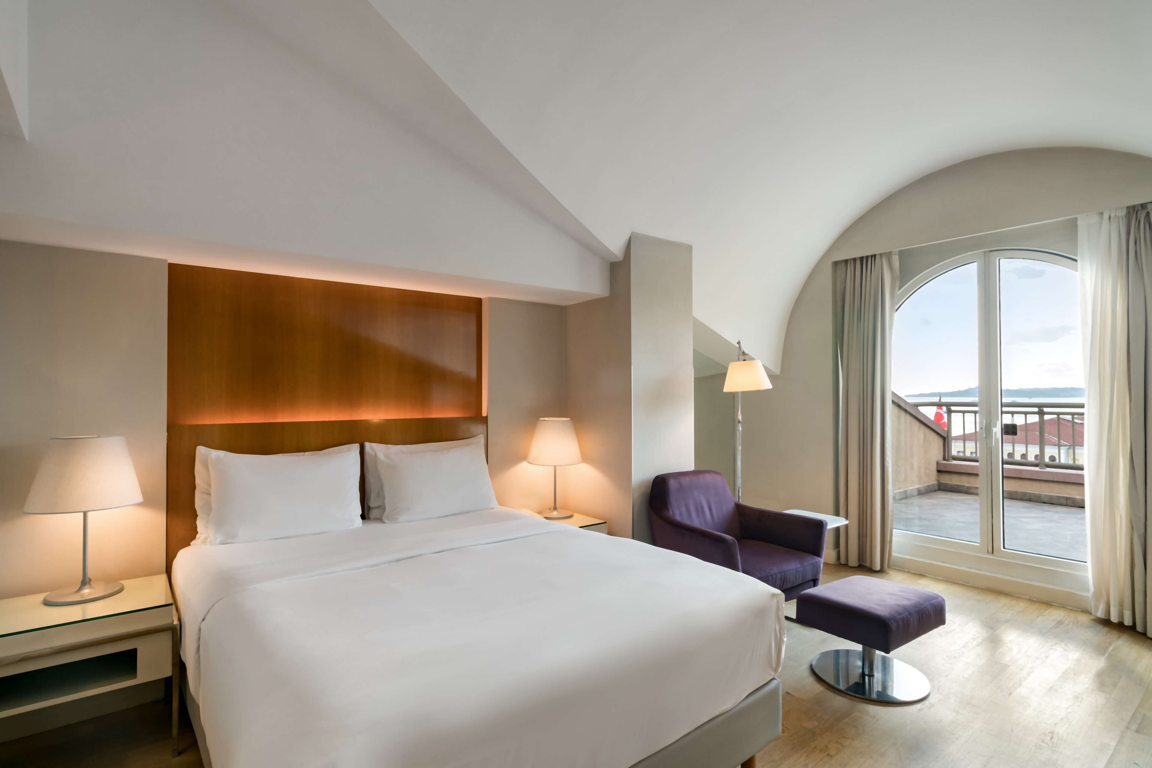 Premium-Zimmer, Terrasse, eingeschränkter Meerblick | Hochwertige Bettwaren, Minibar, Zimmersafe, Schreibtisch