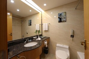 Shower, rainfall showerhead, free toiletries, hair dryer - Aurum International Hotel (Xi'an)