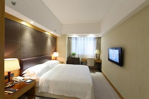 Edredón, minibar, caja de seguridad en la habitación y escritorio