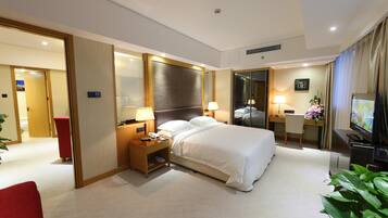 Untuvapeitot, minibaari, tallelokero huoneessa, työpöytä