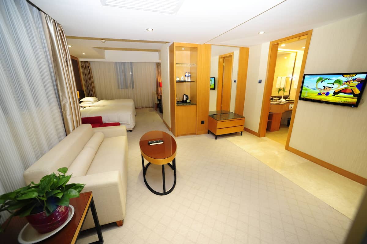 Deluxe Twin Room | Down comforters, minibar, in-room safe, desk