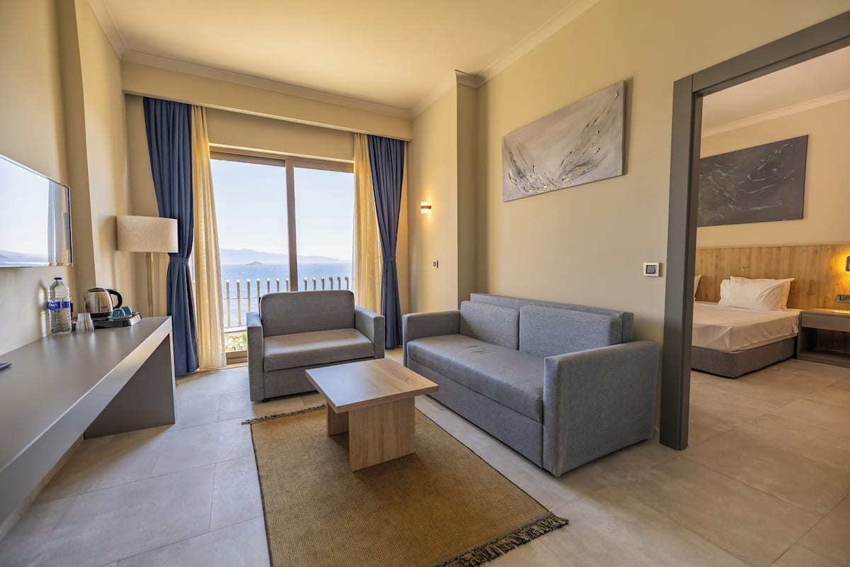 Suite Superior, balkon | Minibar, brankas, meja kerja, dan seprai linen