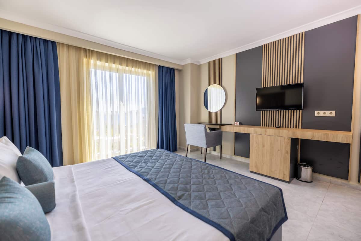 Standard Family Room | 1 bedroom, minibar, in-room safe, bed sheets