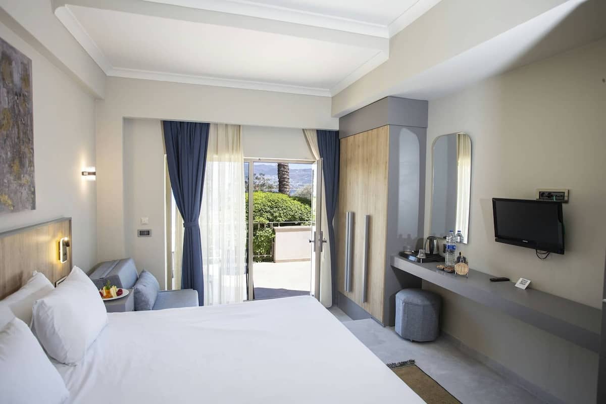 Club Room, Garden View | 1 bedroom, minibar, in-room safe, bed sheets